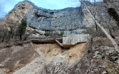 Risque de basculement d’un bassin d’eau et d’une structure de chaussée suspendue